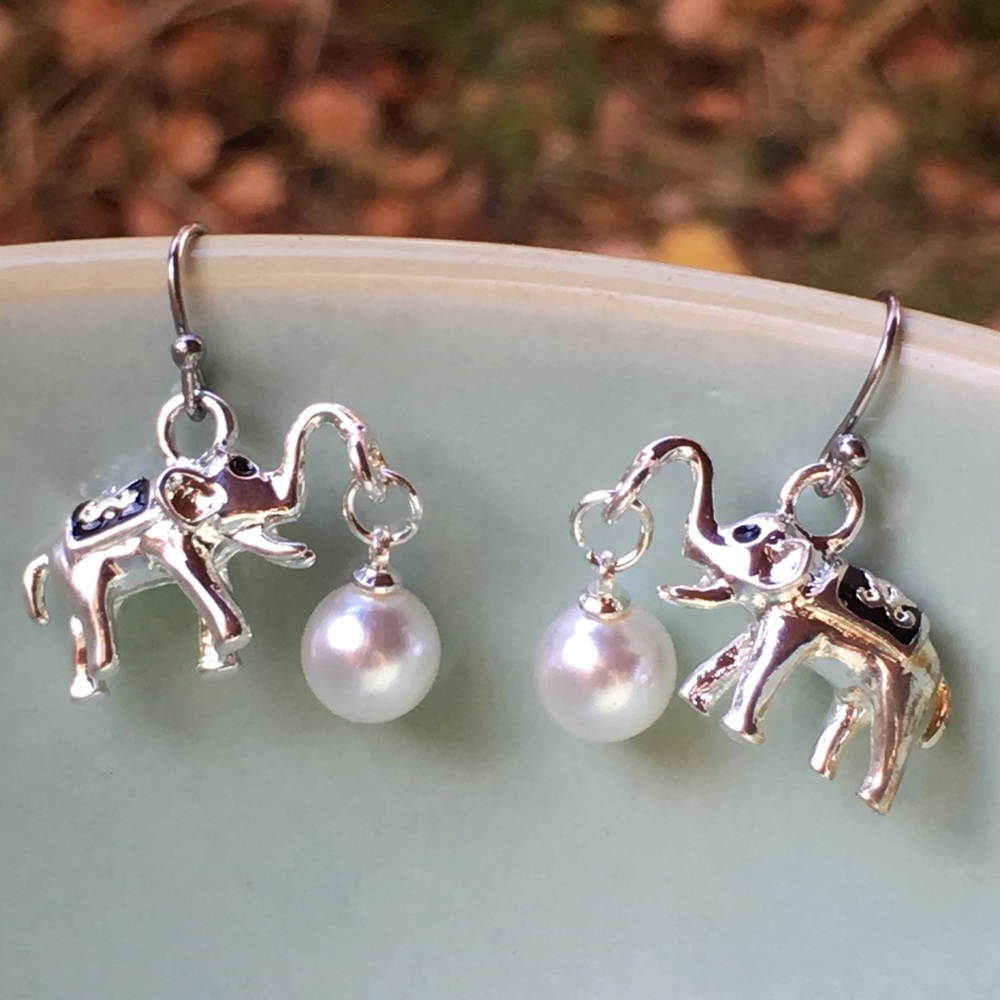 Flirty elephants with pearl colored beads